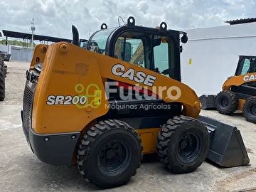 MINI CARREGADEIRA CASE SR200 ANO 2019
