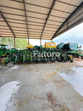 CONJUNTO TRATOR JOHN DEERE 8335R ANO 2012