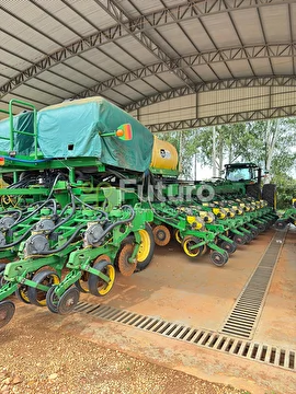 CONJUNTO TRATOR JOHN DEERE 8335R ANO 2012