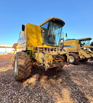 COLHEITADEIRA NEW HOLLAND TC 59 ANO 2004