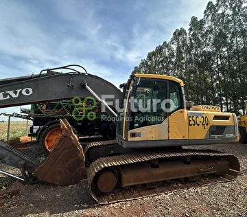 ESCAVADEIRA VOLVO EC 220D ANO 2014