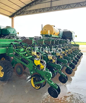 CONJUNTO TRATOR JOHN DEERE 8335R ANO 2012