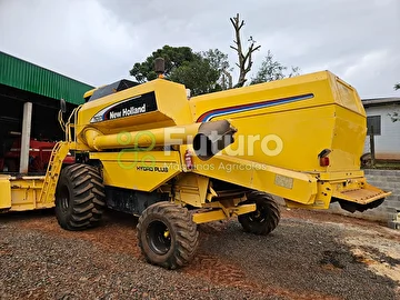 COLHEITADEIRA NEW HOLLAND TC 57 ANO 2006