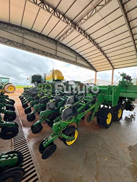 CONJUNTO TRATOR JOHN DEERE 8335R ANO 2012