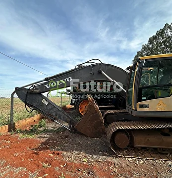ESCAVADEIRA VOLVO EC 220D ANO 2014