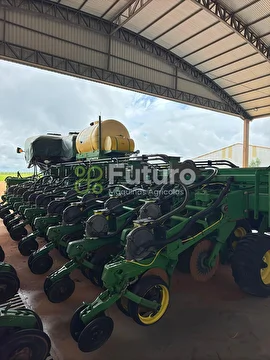 CONJUNTO TRATOR JOHN DEERE 8335R ANO 2012